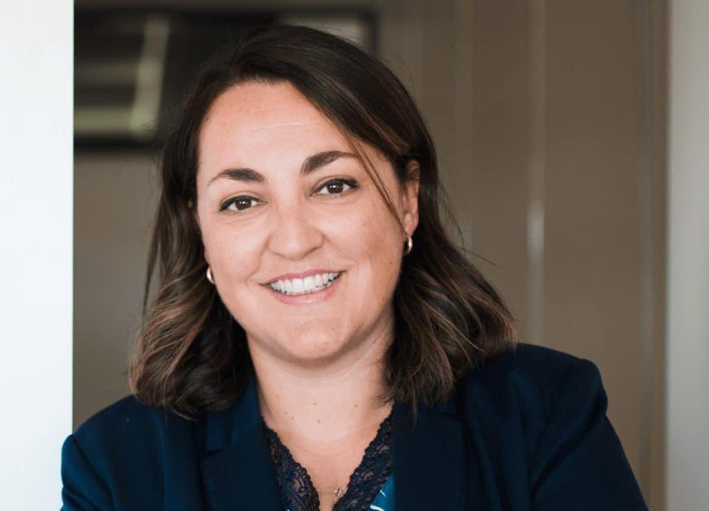 Portrait d’une experte-comptable à Nîmes proposant des services d’expertise et de conseil pour les professionnels