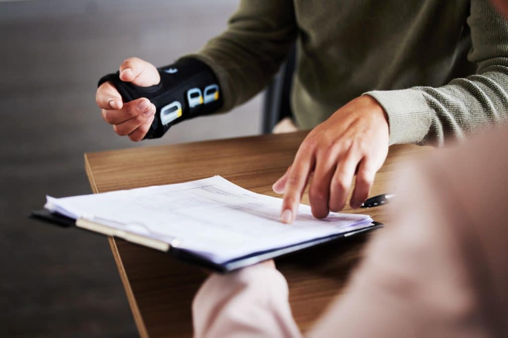 Professionnel blessé au poignet, protégé grâce à son contrat d’assurance.