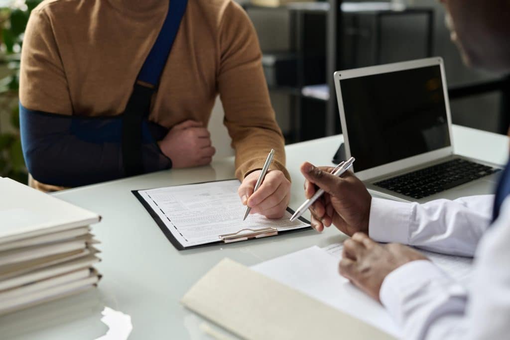 Auto-entrepreneur blessé faisant appel à un agent d’assurance pour protéger son activité professionnelle.