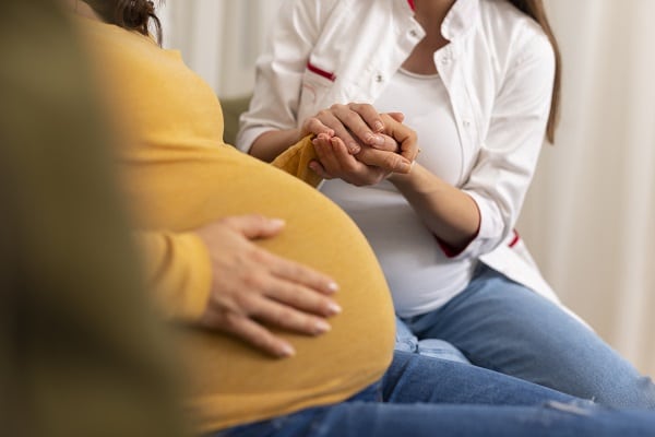 Femme enceinte consultant une sage femme liberale pour son suivi de grossesse.