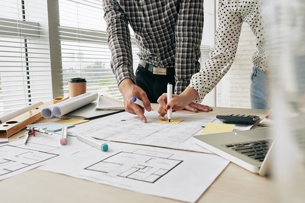 Architecte libéral utilisant son matériel professionnel
