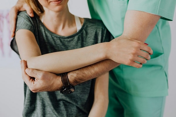 étirement d'un patient pour assouplir le dos