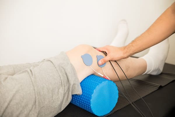 Ostéo prodiguant des soins à un patient sur sa table d'examen