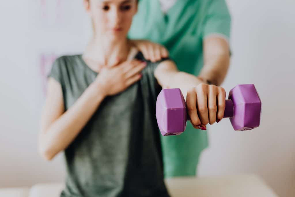 exercices effectués par une patiente à la demande du chiropracteur