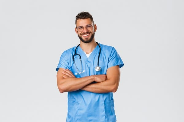 Infirmier libéral en consultation à domicile, discutant avec un patient