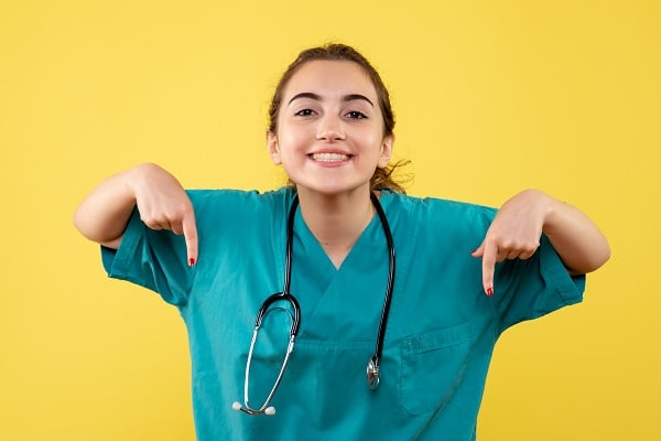 Infirmière en tenue médicale illustrant l’importance de la prévoyance pour sécuriser son activité libérale