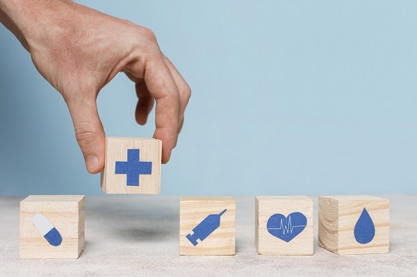 Petits cubes de bois avec une croix représentant la santé
