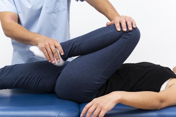 Divers équipements professionnels d'ostéopathie incluant des tables de traitement, des modèles anatomiques et des outils de diagnostic.