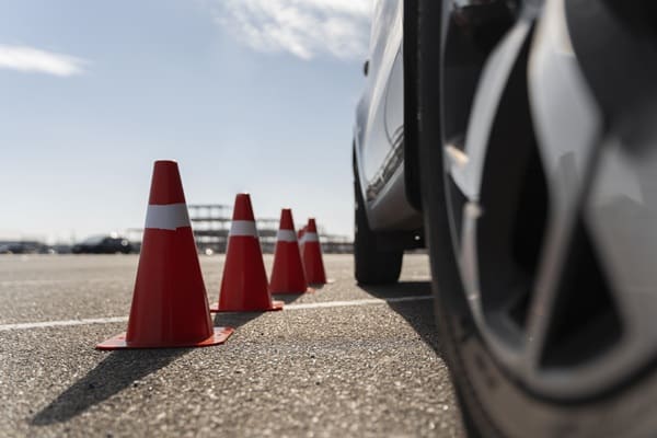 Voiture d’auto-école avec cônes de signalisation pour la formation à la conduite en profession libérale