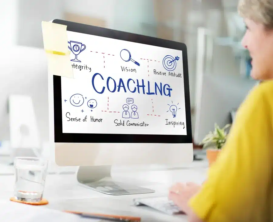 Coaching en ligne sur ordinateur avec schéma des compétences clés du coach
