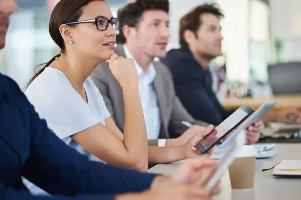 Professionnels libéraux suivant une formation continue en salle avec supports numériques